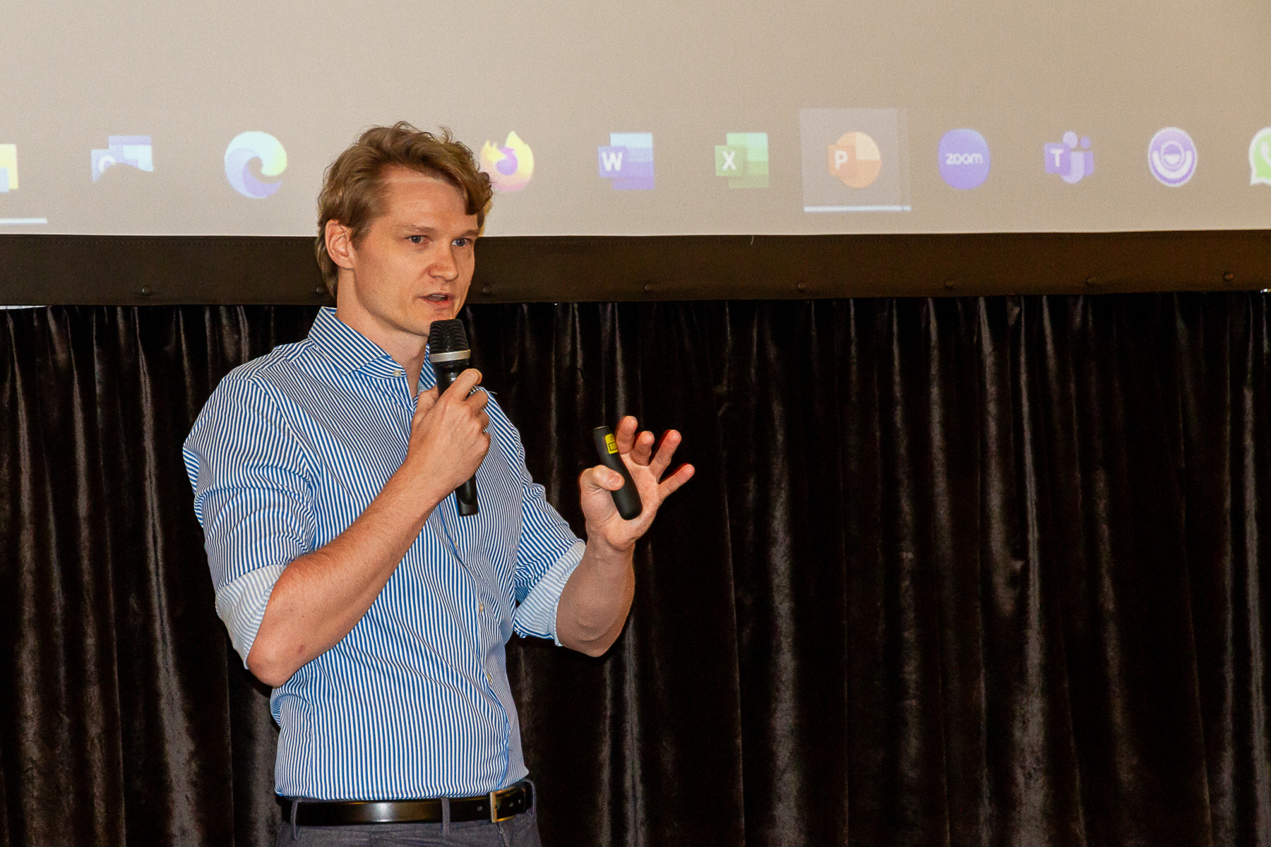 Jürgen Degenfellner speaking at conference